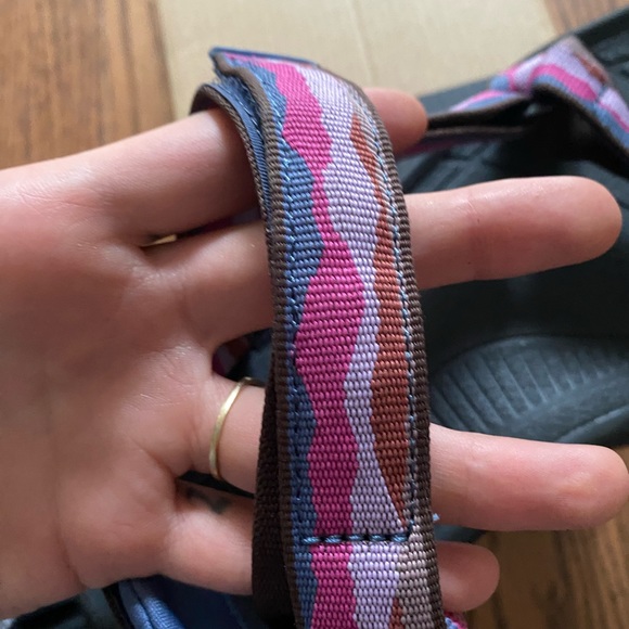 Never worn Teva sandals🩷 - Picture 3 of 6